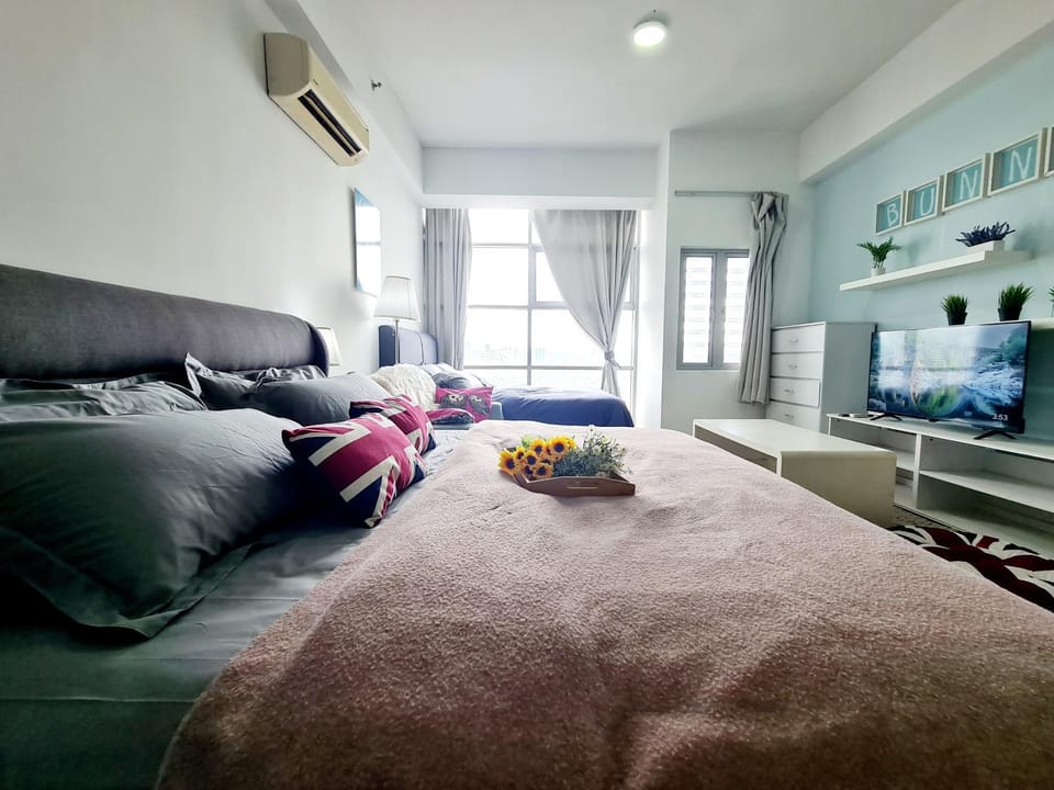 Bed, TV and multimedia, Living room, Photo of the whole room, Seating area, Bedroom