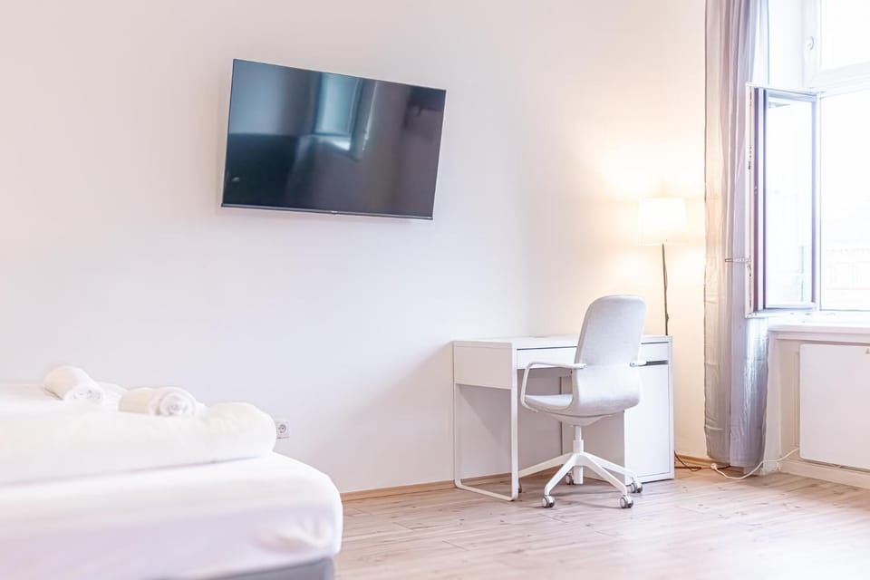 Bed, TV and multimedia, Seating area, Bedroom