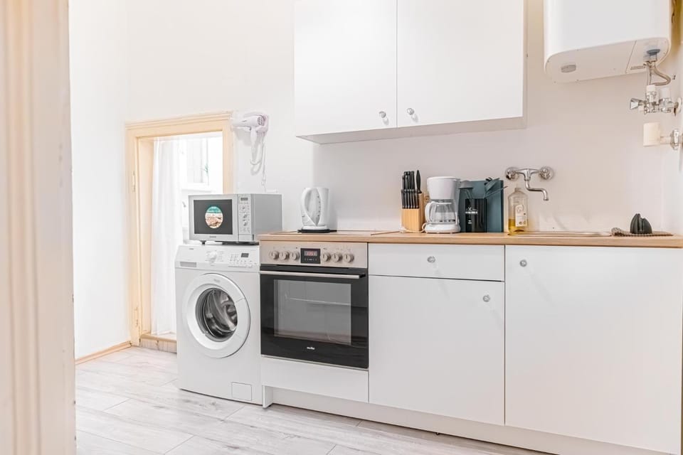 Coffee/tea facilities, Kitchen or kitchenette, oven, stove, washing machine