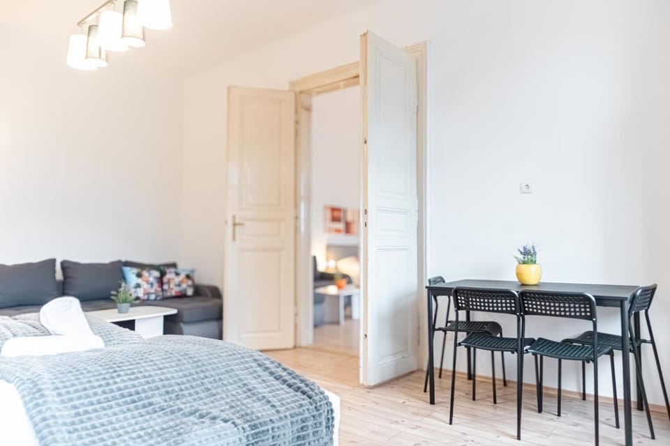 Bed, Dining area, Bedroom