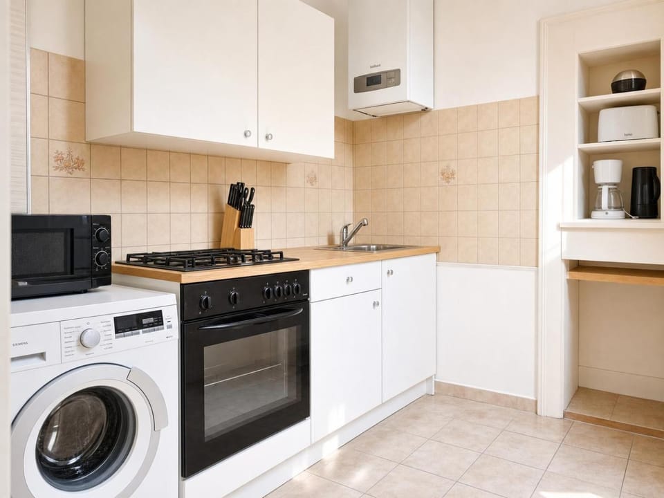 Coffee/tea facilities, Kitchen or kitchenette, oven, washing machine