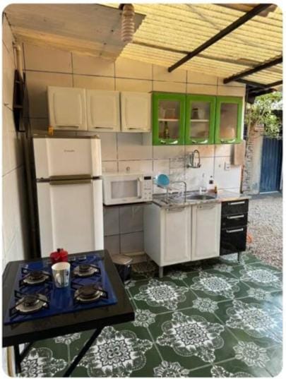 Kitchen or kitchenette, Dining area, minibar, stove