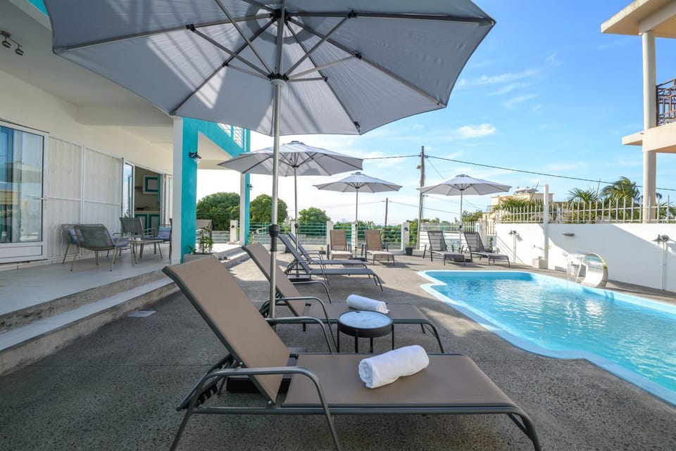 Pool view, Swimming pool, sunbed
