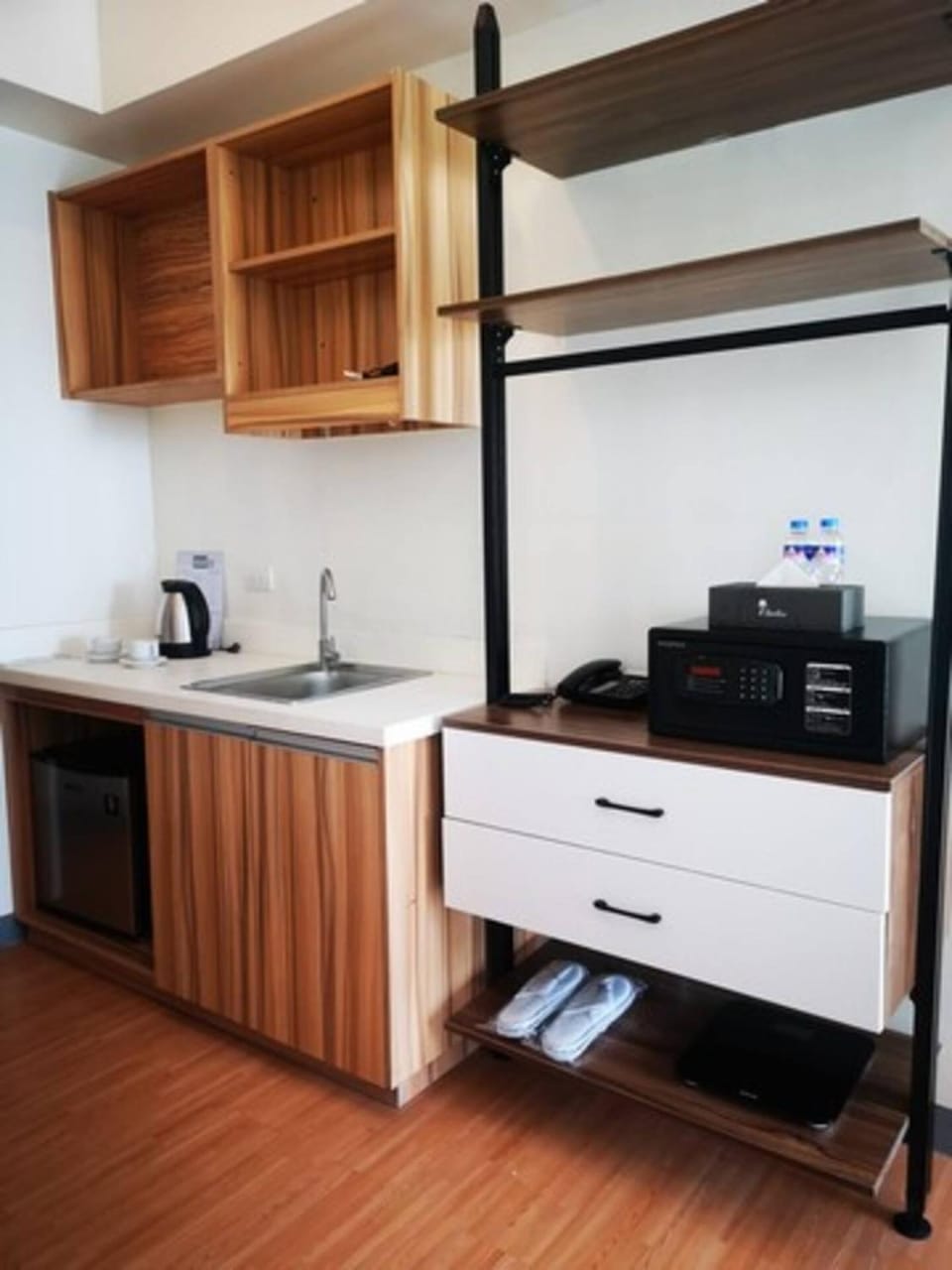 Kitchen or kitchenette, minibar