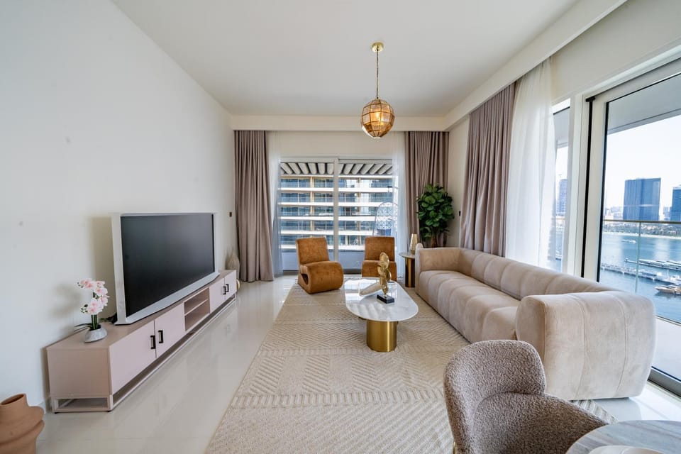 TV and multimedia, Living room, Seating area, Evening entertainment