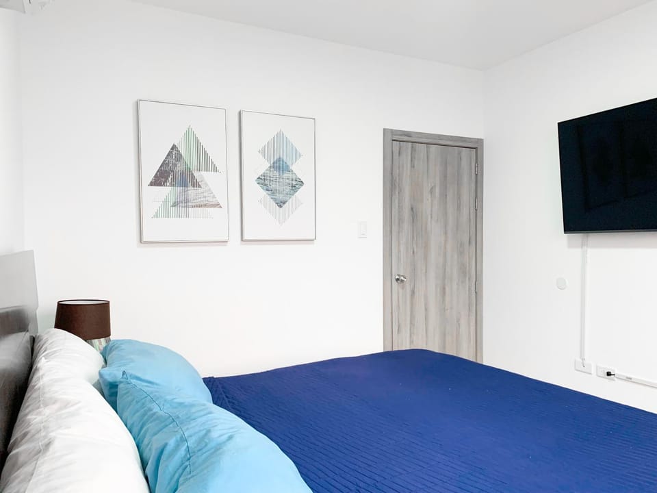 Communal lounge/ TV room, Bed, TV and multimedia, Photo of the whole room, Bedroom