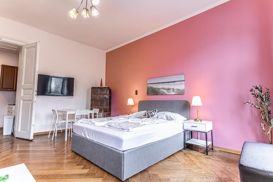 Bed, TV and multimedia, Seating area, Dining area, Bedroom