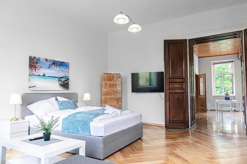 Bed, TV and multimedia, Bedroom