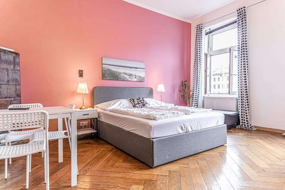 Bed, Dining area, Bedroom