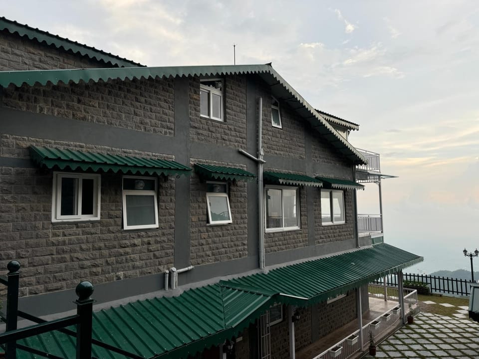 ELIVAAS Ivory Ridge 9 BHK Cliffside Villa with Picturesque View Villa in Himachal Pradesh