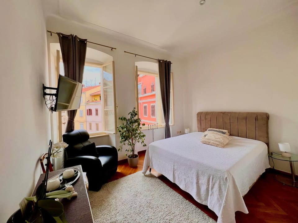 Photo of the whole room, Bedroom