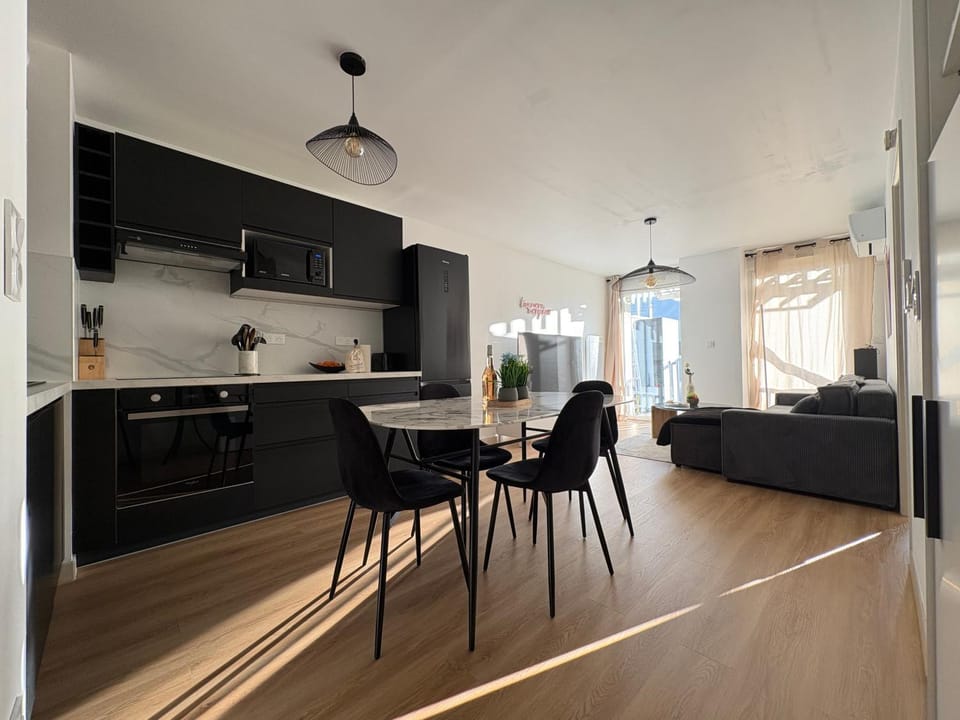 Kitchen or kitchenette, Living room, Dining area