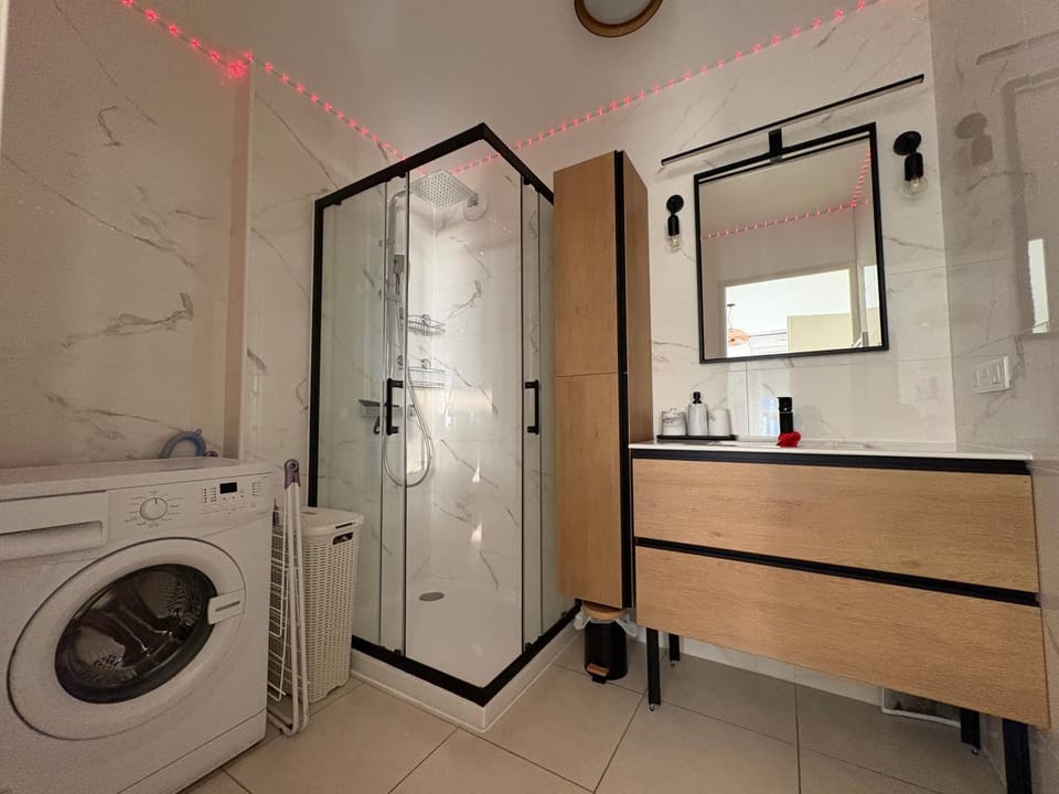 Shower, Bathroom, towels, washing machine