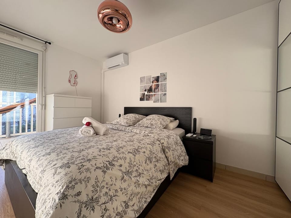 Bed, Photo of the whole room, Bedroom, towels, air conditioner