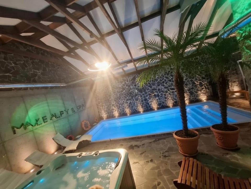 Natural landscape, Hot Tub, Spa and wellness centre/facilities, Pool view, Swimming pool, sunbed