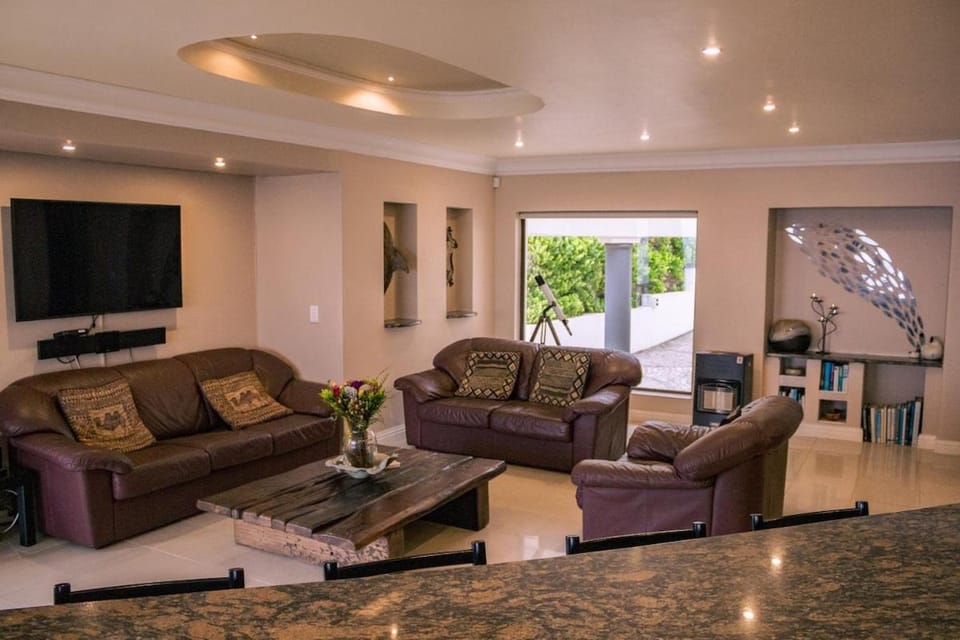 Communal lounge/ TV room, TV and multimedia, Living room, Seating area, Evening entertainment
