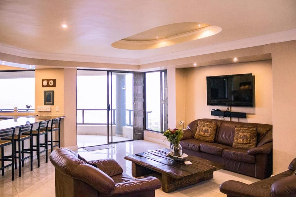Communal lounge/ TV room, TV and multimedia, Living room, Seating area, Dining area