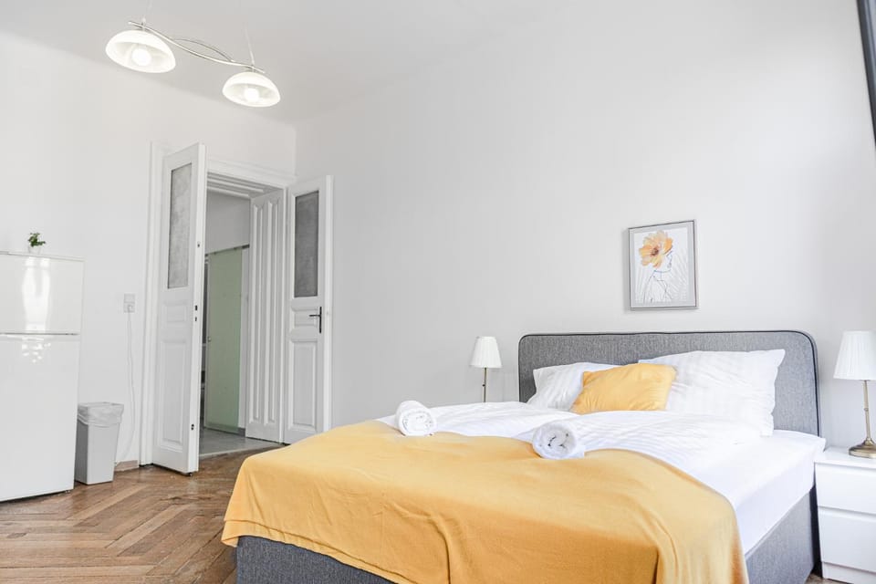 Bed, Bedroom, towels