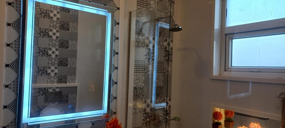 King Villa's DHA -3 Bedrooms Home Near Airport & Raya Apartment in Lahore