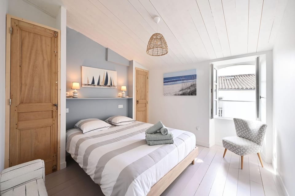 Bed, Photo of the whole room, Bedroom, towels, wardrobe