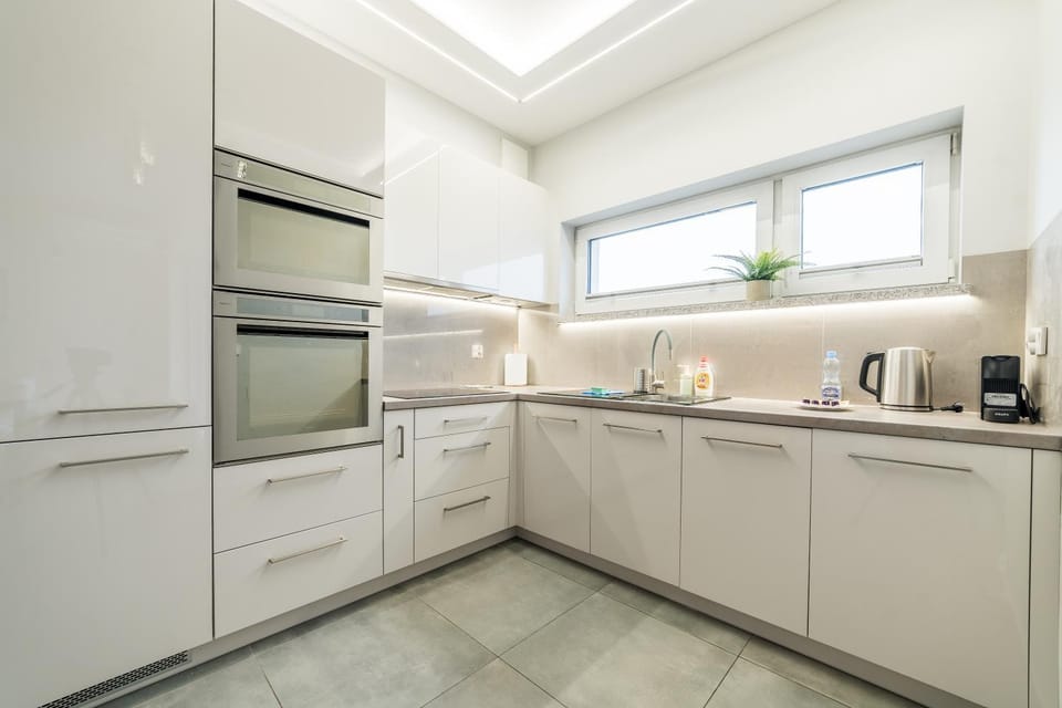 Coffee/tea facilities, Kitchen or kitchenette, dishwasher, oven, stove