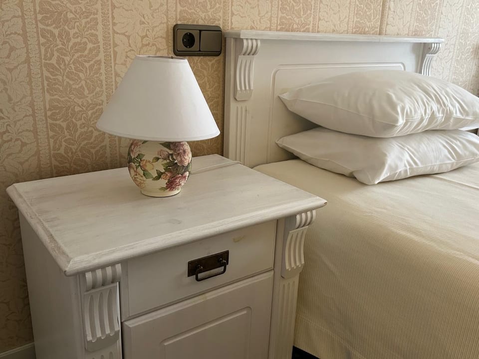 Bed, Photo of the whole room, Decorative detail, Bedroom