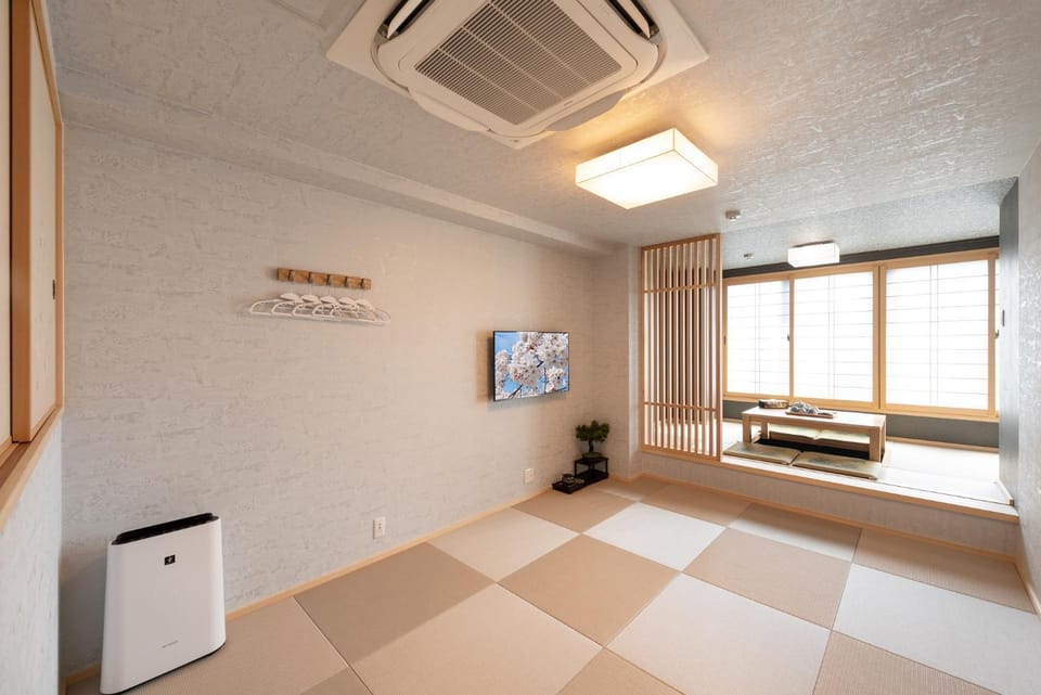 Opposite Kuromon Market丨230m to Nipponbashi丨400m to Nankai Namba丨Rakui Apartment in Osaka
