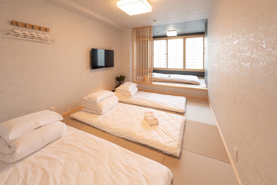 Opposite Kuromon Market丨230m to Nipponbashi丨400m to Nankai Namba丨Rakui Apartment in Osaka