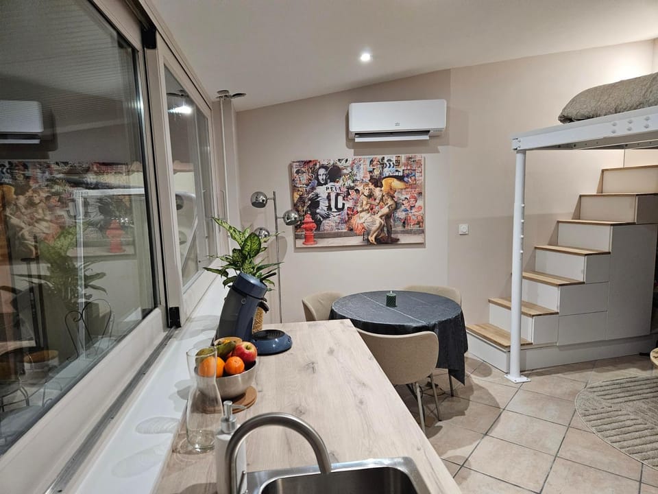 kitchen, air conditioner