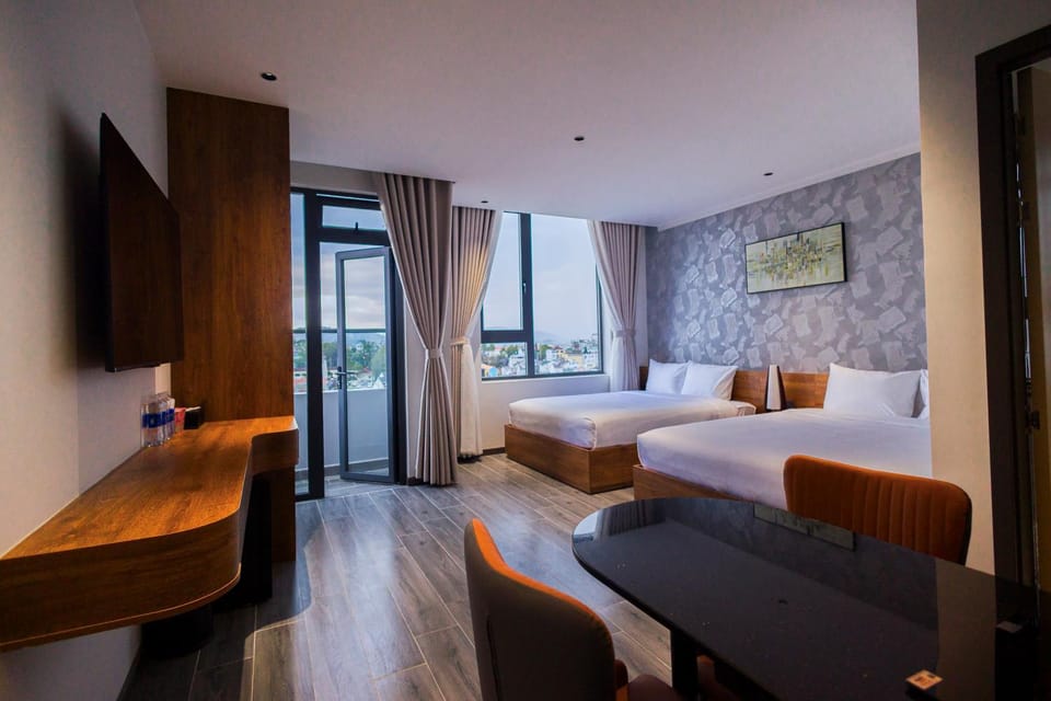 Communal lounge/ TV room, Bed, TV and multimedia, Living room, Photo of the whole room, Seating area, Evening entertainment, Bedroom