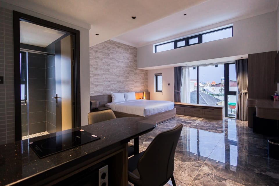Bed, Kitchen or kitchenette, Living room, Photo of the whole room, Seating area, Dining area, Bedroom, wardrobe