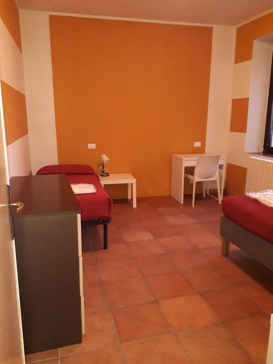 Bed, TV and multimedia, Living room, Photo of the whole room, Seating area, Bedroom
