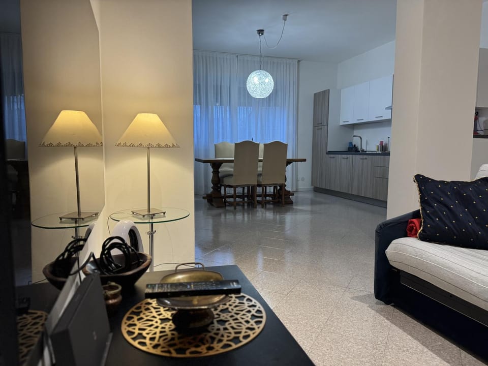 Communal lounge/ TV room, TV and multimedia, Living room, Seating area, Evening entertainment