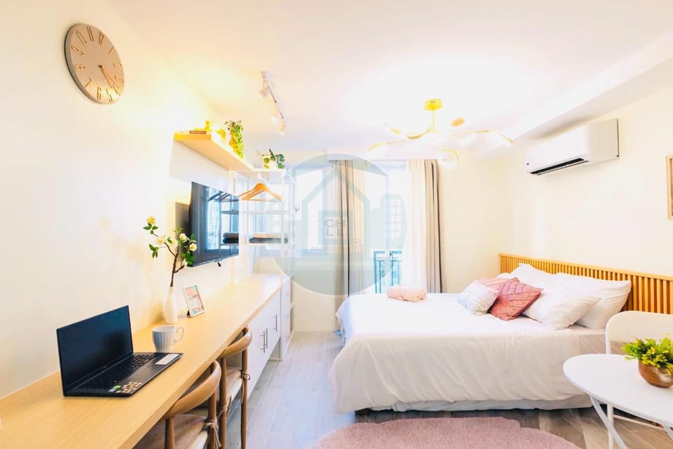 Bed, TV and multimedia, Bedroom, Entertainment