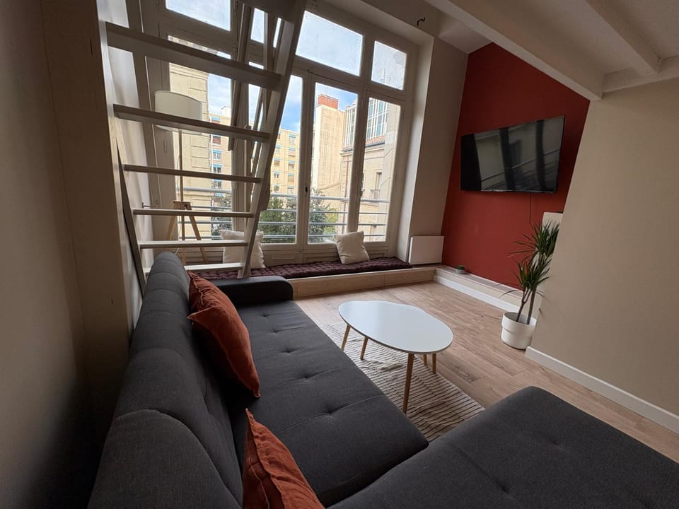 Communal lounge/ TV room, TV and multimedia, Living room, Seating area, Evening entertainment