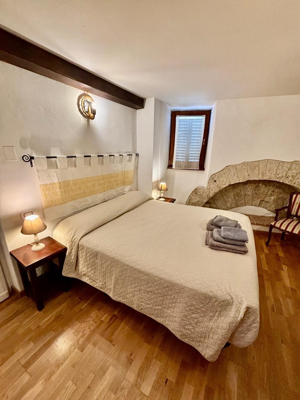 Bed, Photo of the whole room, Bedroom, towels