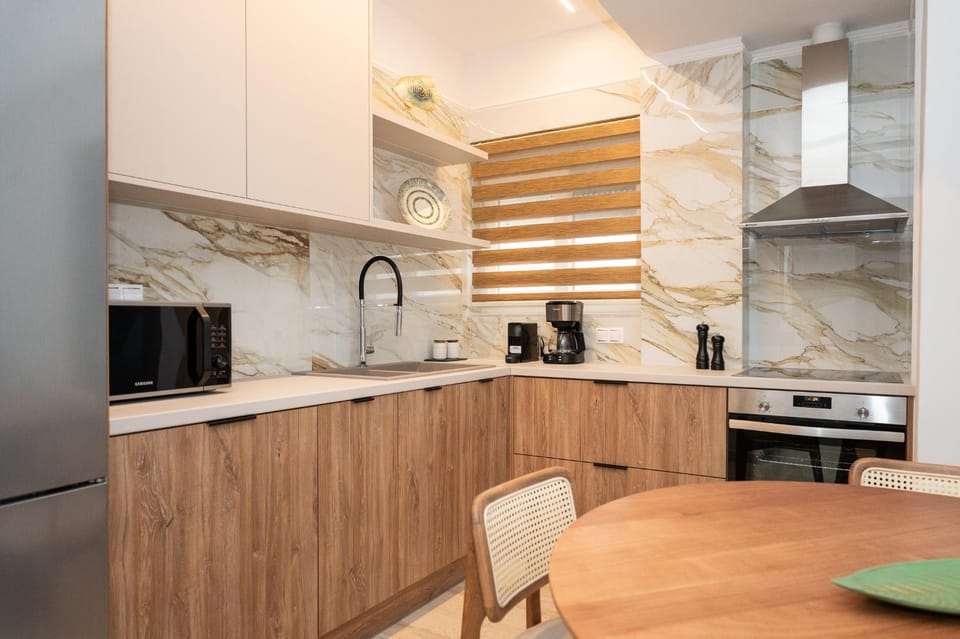 Coffee/tea facilities, Kitchen or kitchenette, Dining area, oven, stove