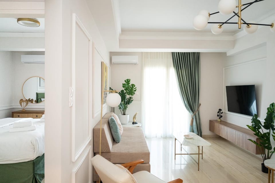 Bed, TV and multimedia, Living room, Photo of the whole room, Seating area, Evening entertainment, Bedroom