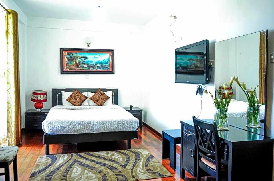 Bed, TV and multimedia, Photo of the whole room, Bedroom