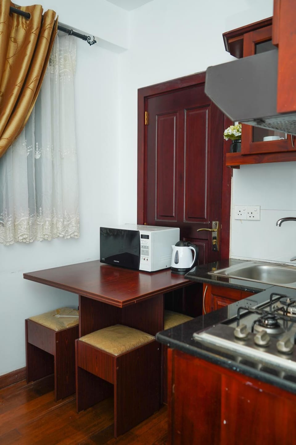 Kitchen or kitchenette, microwave, stove