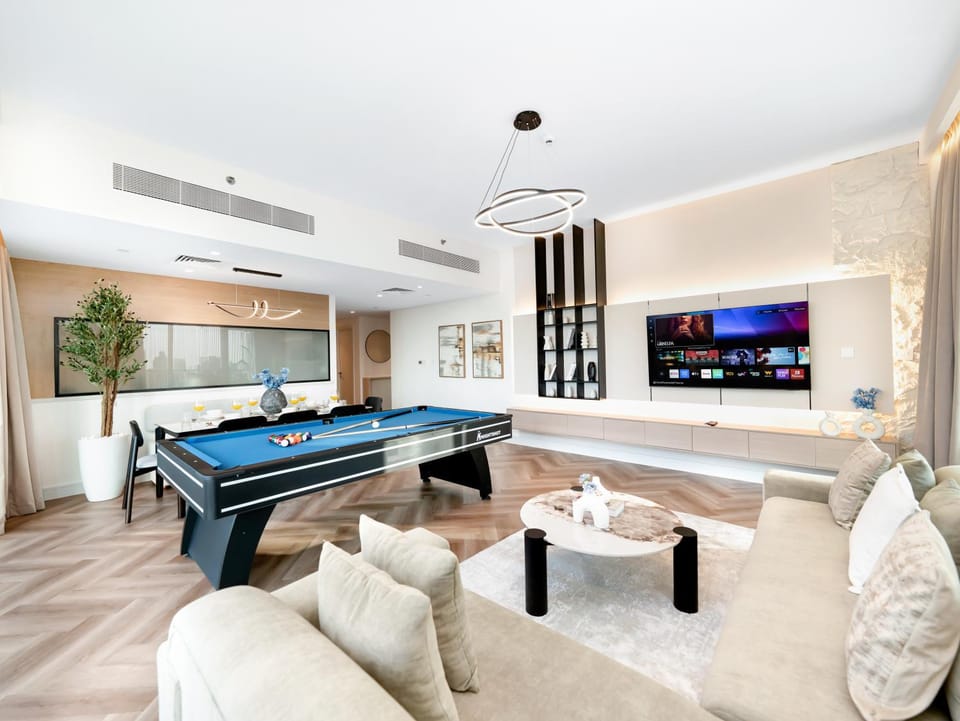 Billiard, TV and multimedia, Living room, Seating area