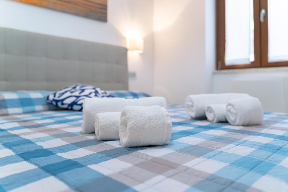 Photo of the whole room, towels