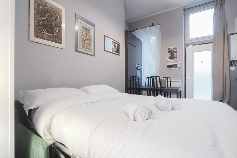 Bed, towels
