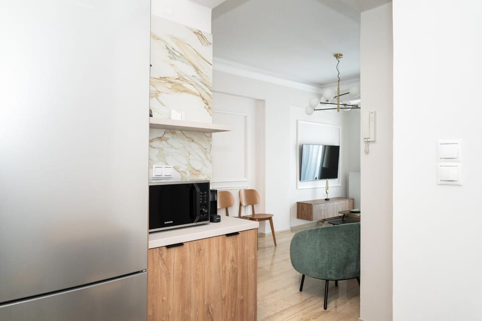 TV and multimedia, Kitchen or kitchenette, Dining area, oven, stove