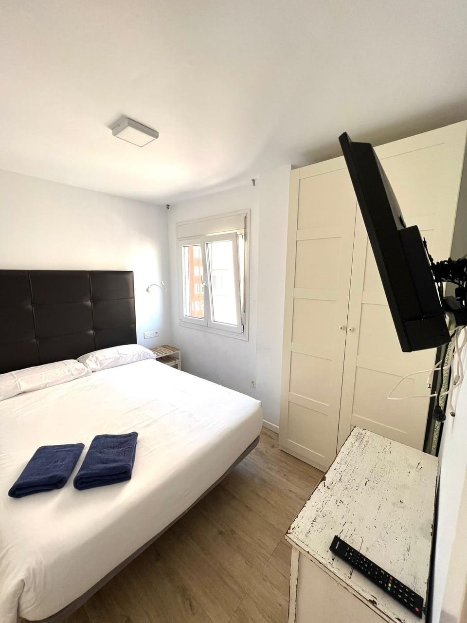 Bed, TV and multimedia, towels