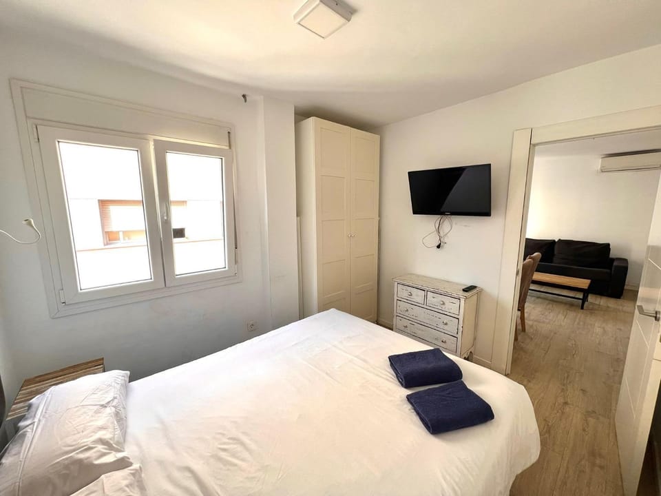 Bed, TV and multimedia, Photo of the whole room