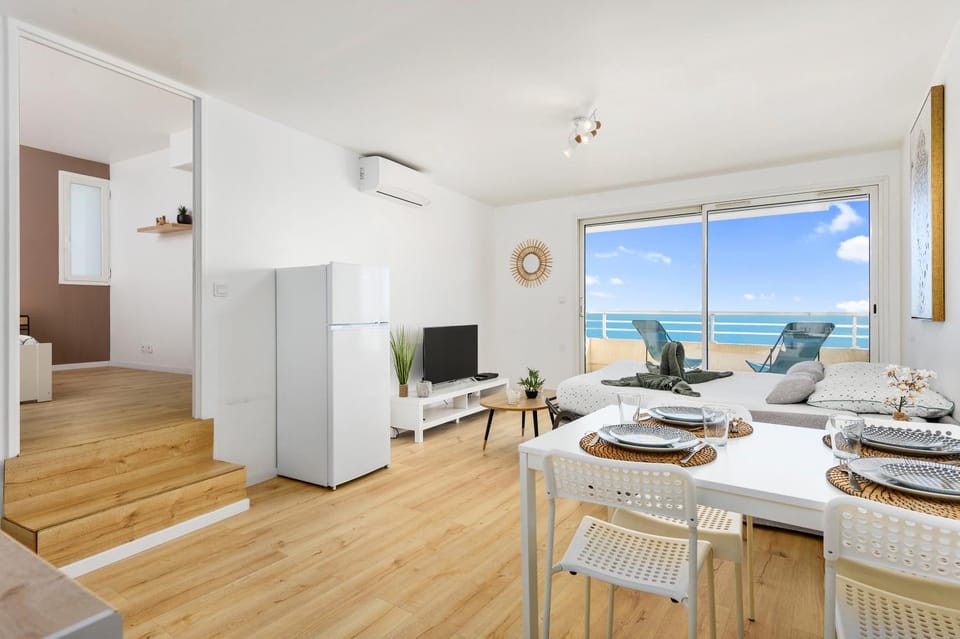 Communal lounge/ TV room, TV and multimedia, View (from property/room), Living room, Dining area, Sea view