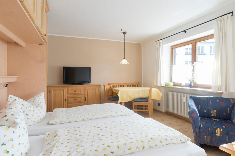 Communal lounge/ TV room, Living room, Bedroom