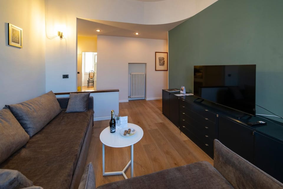 TV and multimedia, Kitchen or kitchenette, Living room, Seating area, Dining area