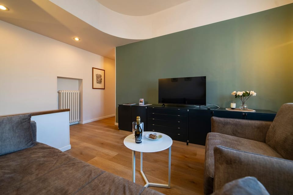 Communal lounge/ TV room, TV and multimedia, Living room, Seating area, Evening entertainment